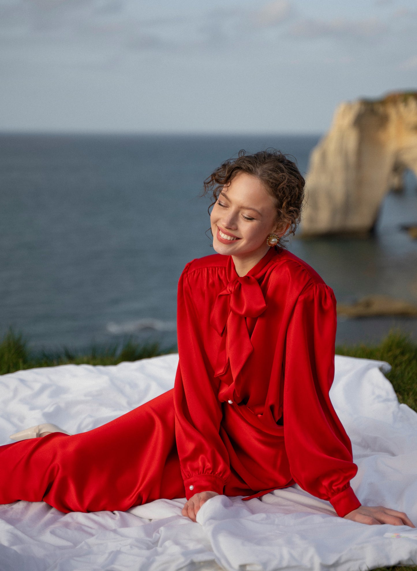 Blouse with accented shoulders and long sleeves with cuffs.