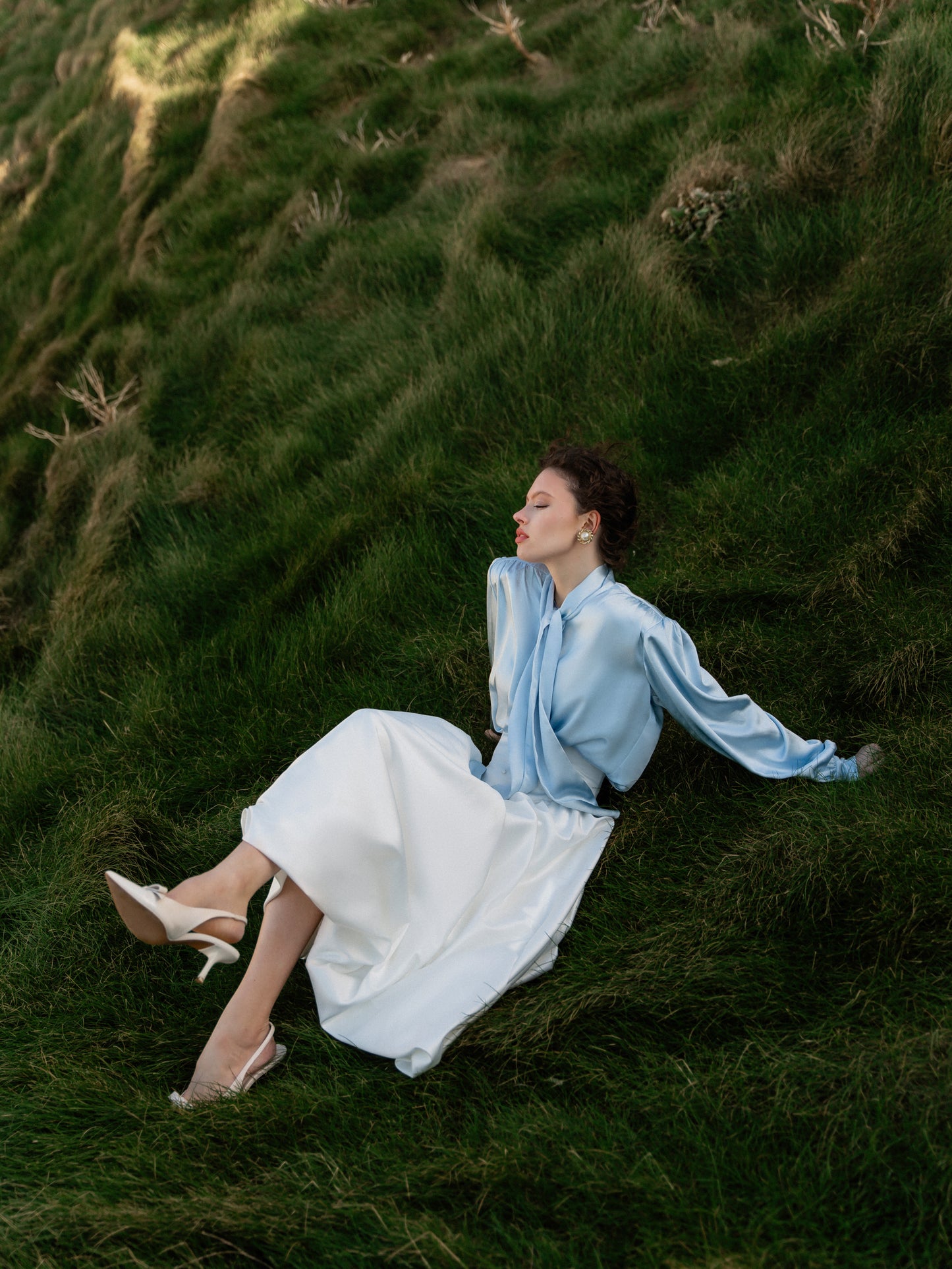 Blouse with accented shoulders and long sleeves with cuffs.