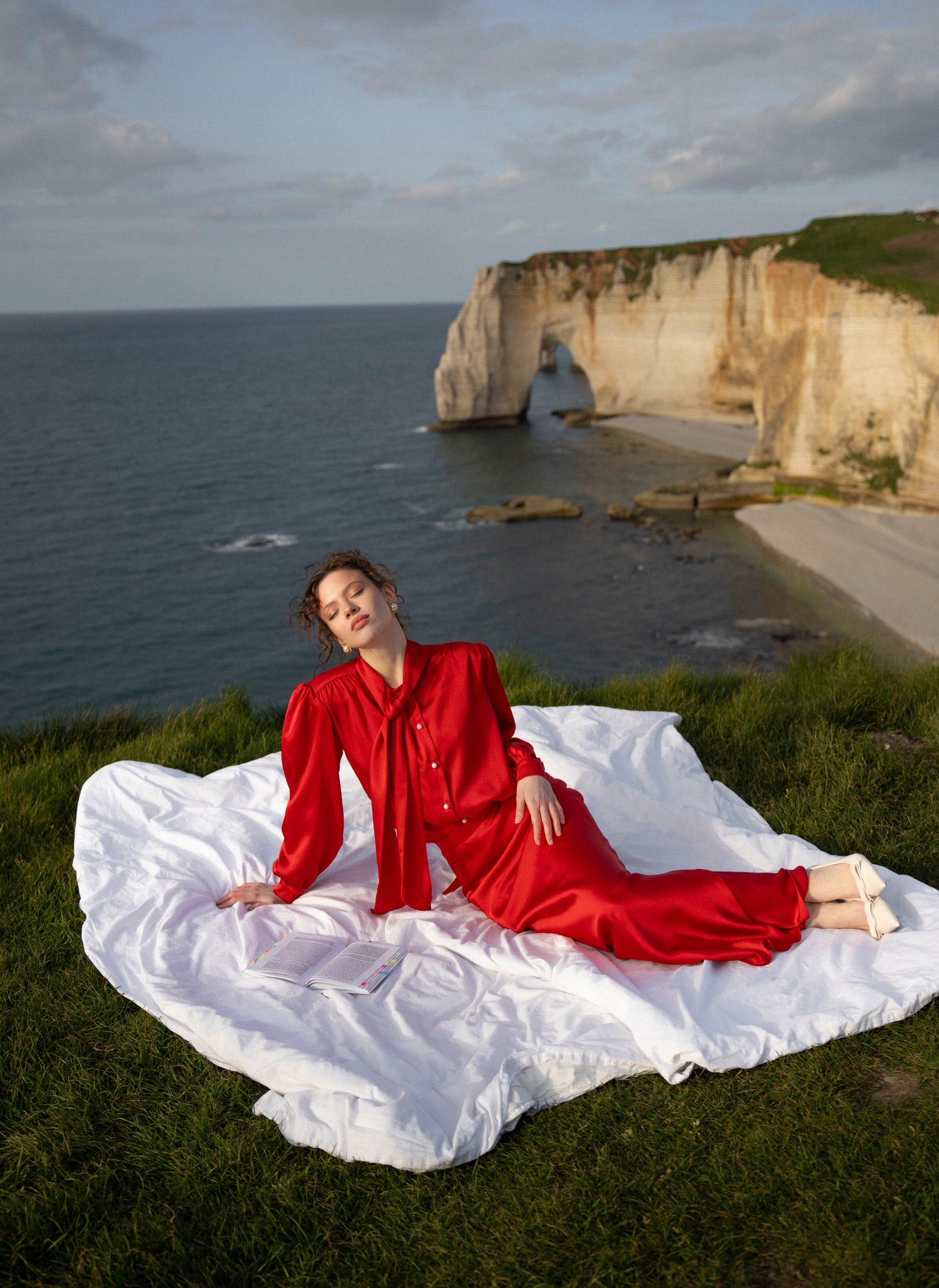 Blouse with accented shoulders and long sleeves with cuffs.