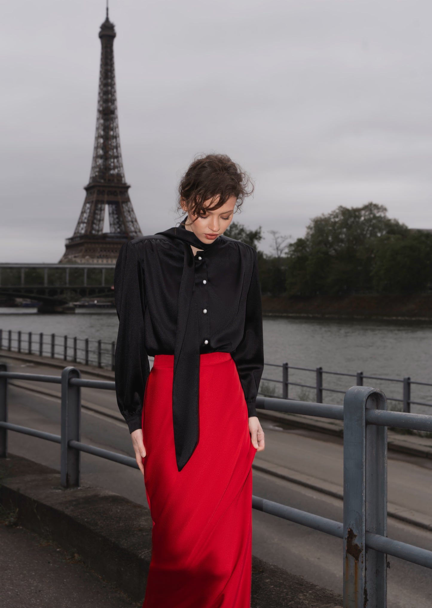 Blouse with accented shoulders and long sleeves with cuffs.