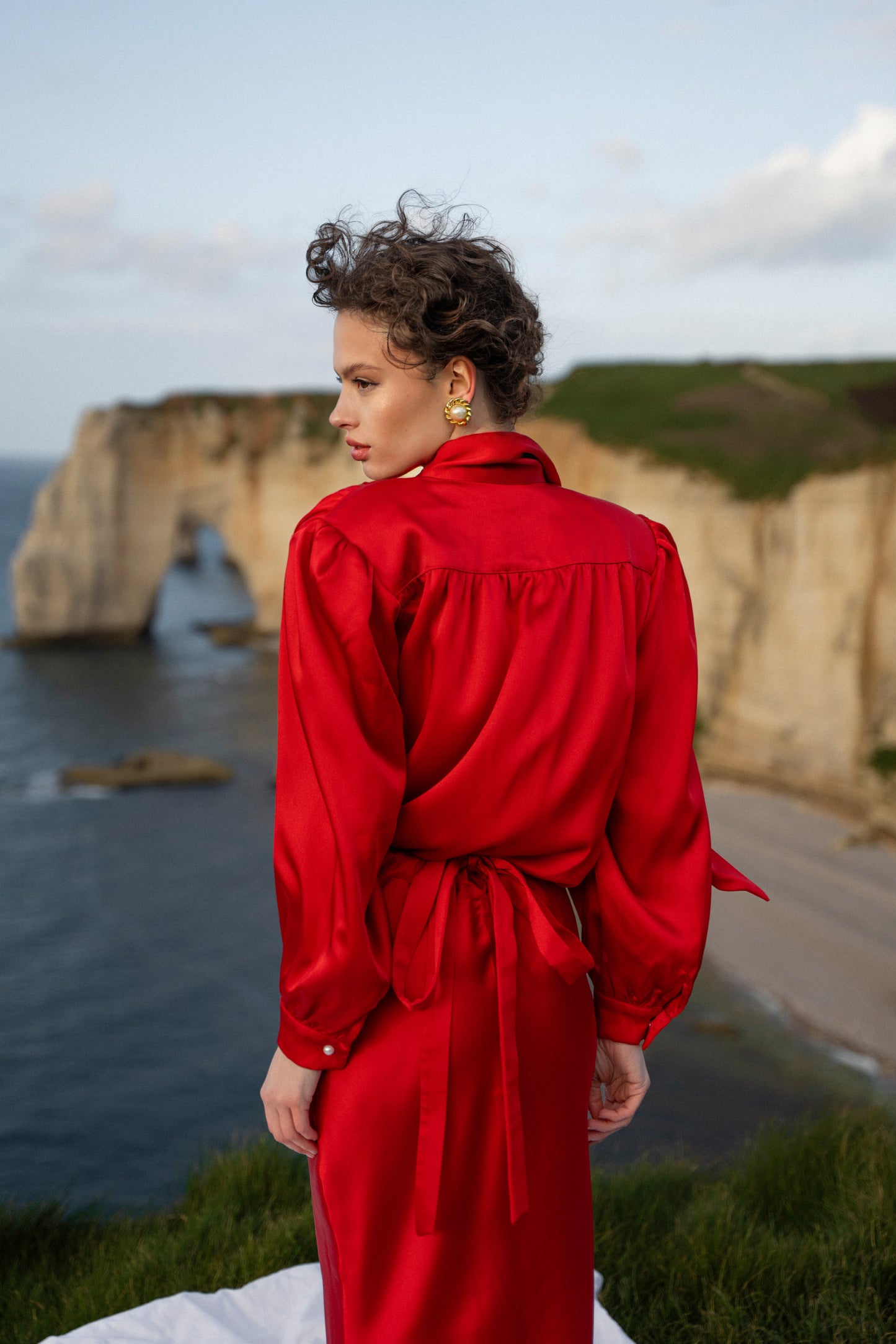 Blouse with accented shoulders and long sleeves with cuffs.